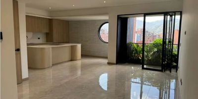 Para mayor información escribanos vía WhatsApp y uno de nuestros agentes inmobiliarios te atenderá.
Este impresionante apartamento en venta en Medellín, Antioquia, cerca al segundo parque de Laureles, es una oportunidad única y exclusiva.
Con un área construida de 156 M2, se encuentra distribuido en 2 alcobas, cada una con baño y closets amplios, la allcoba principal además con jacuzzi, 4 baños, sala comedor y star, cocina en isla con estufa de inducción, ascensor al piso, 2 tacos de escaleras, portería por video llamada, 1 parqueadero y balcón.
Piso alto.
Además ofrece circuito cerrado de TV, para su mayor seguridad y protección.
Asimismo es ideal para quienes busquen la cercanía a centros comerciales, colegios/ universidades, parques y el acceso al transporte público, sin necesidad de moverse lejos del hogar.
