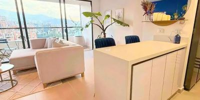 Para mayor información escribanos vía WhatsApp y uno de nuestros agentes inmobiliarios te atenderá.
Descubre este exclusivo apartamento en Poblado, Castropol, con una ubicación estratégica y amenidades de lujo.
Perfecto para inversionistas o familias.
Características del inmueble:
Área: 86.91 m²
2 alcobas, cada una con baño y vestier
3 baños
Cocina integral abierta
Salón comedor
Zona de ropas
Balcón amplio con excelente vista
2 Parqueaderos paralelos
Cuarto útil en sótano 2
Ventanas con atenuación acústica en habitaciones
Redes listas para aire acondicionado
Zonas comunes de lujo:
Piscinas para adultos y niños
Sauna y turco
Salón social y de juegos
Gimnasio
Juegos infantiles y zona pet
Coworking
Rooftop con teppanyaki y zona BBQ
Ubicación privilegiada en Castropol, con acceso a restaurantes, bancos, comercio y transporte.
