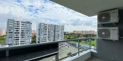 Se arrienda hermoso e iluminado apartamento en un octavo piso con ascensor en exclusivo conjunto residencial en Valle del Lili al Sur de Cali. El apartamento de 100 m cuenta con tres habitaciones con clóset principal con vestier, aire acondicionado y persianas, tres baños, balcón amplio con barra y vista panorámica, sala-comedor, cocina integral con barra americana, zona de oficios, estudio y dos parqueaderos en línea cubiertos en sótano. El conjunto cuenta con pisicna, zona de picnic, zona de juegos, cancha múltiple, gimnasio, dos salones sociales, solarium y zona húmeda. Zona tranquila y cerca a supermercados, centros comerciales, universidades, colegios y restaurantes. Administración incluida en el precio total de arriendo. Agenda tu cita, te encantará!