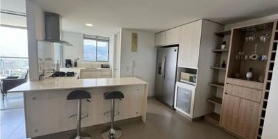 Para mayor información escribanos vía WhatsApp y uno de nuestros agentes inmobiliarios te atenderá.
VENTA DE APARTAMENTO EN CASTROPOL, LAS PALMAS
- Apartamento construido por la constructora Óptima
- Apartamento moderno con hermosos acabados y muy iluminado
- Cuenta con balcón con una espectacular vista panorámica a la ciudad
- Apto muy fresco e iluminado
- 3 habitaciones
- 3 baños
- Cocina integral
- Zona de ropas independiente
- 2 parqueaderos paralelos
- Cuarto útil
- Parqueadero de visitantes
- Portería y seguridad 24 horas
- Unidad cerrada tranquila y silenciosa
- Zona social con piscina, sauna, turco, gimnasio, salón social, zona infantil, zona de mascotas y cancha de squash
- Con acceso a múltiples rutas de transporte
- Muy cerca al Mall Palmagrande, Av Las Palmas y Av el Poblado
