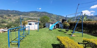Vendo lote de 2602 m2 vereda Travesías San Cristobal con todos los servicios, tiene una construcción de 416 m2 en 3 niveles, con 5 alcobas, 6 baños, sala, comedor, cocina integral, salón de juegos, zona bbq, piscina, arboles frutales, parqueadero para 8 carros.