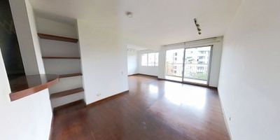 ? Apartamento en venta – Camino de la Colina, Colina Campestre (Sector San Rafael)

Amplio, iluminado y con excelente ubicación, este apartamento de 83 m² está ubicado en el conjunto Camino de la Colina, en Colina Campestre – Sector San Rafael, una de las zonas más residenciales, seguras y valorizadas del norte de Bogotá. Perfecto para familias que buscan tranquilidad, confort y cercanía a todos los servicios.

? Área construida: 83 m²
? 2 habitaciones
? 2 baños completos
? 1 parqueadero cubierto privado
? Dirección: Carrera 54D # 134–21
? Barrio: Colina Campestre – Sector San Rafael
? Estrato: 5
? Antigüedad: 19 años
? Precio de venta: $524.000.000

✨ Características del apartamento


 
 Sala-comedor amplia con excelente iluminación natural.
 
 
 Cocina integral moderna y ventilada.
 
 
 Dos habitaciones de buen tamaño, principal con baño privado.
 
 
 Baño auxiliar completo.
 
 
 Balcón de 1 m² con vista exterior.
 
 
 Piso laminado en zonas sociales y habitaciones.
 
 
 Espacios cómodos, ventilados y bien distribuidos.
 
 
 Ubicado en piso 6, con buena vista y privacidad.
 


? Zonas comunes del conjunto

El conjunto Camino de la Colina ofrece:
?️ Gimnasio
? Zonas húmedas
? Portería y seguridad 24/7
? Conjunto cerrado
?‍?‍?‍? Zonas verdes perfectas para la familia
Ascensor y parqueaderos comunales

Conjunto muy bien administrado, tranquilo y con excelente conservación.

? Ubicación estratégica – Colina Campestre / San Rafael

Ubicado en un punto privilegiado del norte de Bogotá, cerca de:


 
 Centro Comercial San Rafael
 
 
 Bulevar Niza y Parque La Colina
 
 
 Éxito y Alkosto Calle 134
 
 
 Colegios, parques, restaurantes y comercio variado
 
 
 Fácil acceso a Calle 134, Avenida Boyacá, Autopista Norte y Avenida Suba
 
 
 Transporte público y rutas SITP
 


Sector residencial consolidado, con alta valorización y excelente calidad de vida.

✔️ Benef