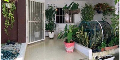 CÓDIGO 9662FR254.  Casa de un Piso Ubicada en Villa Toledo, Vía a Minca. Cuenta con Tres Habitaciones, Dos Baños, Sala, Comedor, Cocina Integral, Zona de Labores, Terraza y Parqueadero. Conjunto Cerrado con Vigilancia 24/7, Piscina, Kiosco, Zonas Verdes y Área Infantil. Cerca de Supermercados, Centro Comercial, Restaurantes, Colegios y Universidades. SI ESTA PROPIEDAD ES DE SU INTERÉS, CONTÁCTENOS Y AGENDAMOS UNA CITA.
