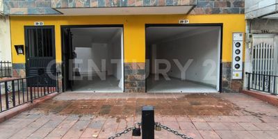 Tu nuevo espacio para emprender en Envigado te está esperando!
Se arriendan dos hermosos locales para estrenar, diseñados para dar vida a ideas grandes y proyectos que buscan crecer en un sector estratégico y de alto flujo.
Local 1 – 125 m²:
Un espacio amplio y versátil con tres ambientes, un patio ideal para expansión o almacenamiento, dos baños, cocina y puerta eléctrica. Perfecto para negocios que necesitan comodidad, estilo y funcionalidad.
Local 2 – 25 m²:
Un ambiente acogedor y práctico, con puerta manual, ideal para emprendimientos que buscan una ubicación premium sin perder eficiencia.
Ubicación privilegiada:
A solo tres cuadras del parque principal de Envigado, un punto lleno de vida, movimiento y oportunidades.
Comodidad total:
Los locales cuentan con parqueadero privado para carros y motos, un valor agregado que pocos ofrecen en la zona.