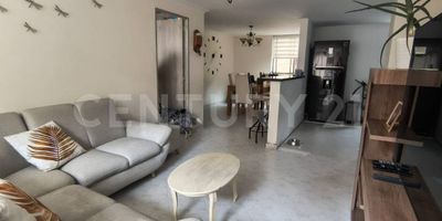 Se arrienda hermoso apartamento en Envigado, sector La Paz, un lugar tradicional, tranquilo y con excelente acceso a todos los servicios del corazón de Envigado. Este inmueble de 110 m², ubicado en un segundo piso remodelado, ofrece amplitud, comodidad y un diseño pensado para disfrutar cada día.
El apartamento cuenta con 4 habitaciones, una acogedora sala comedor amplia, cocina integral con excelente iluminación, 2 baños y una zona de lavado independiente. Cada espacio ha sido renovado para brindar mayor confort y una sensación de hogar cálido y funcional.
Ubicado dentro de una unidad cerrada, este inmueble ofrece un entorno seguro y lleno de alternativas para el bienestar: portería 24 horas, piscina, zonas verdes, cancha múltiple, juegos infantiles y una zona de mascotas, ideales para disfrutar en familia sin salir del conjunto.
Un hogar completo, con excelente ubicación y todas las comodidades para vivir con tranquilidad y calidad de vida en uno de los sectores más queridos de Envigado.