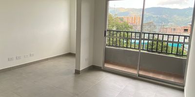 Este apartamento se encuentra ubicado en el sector la Florida, a pocos paso de la Uva el Paraíso en San Antonio de prado, el cual presenta gran crecimiento urbano, cerca de supermercados, colegios, canchas deportivas y demás. La unidad cuenta con parqueaderos comunes de carros y motos, portería 24H, juegos infantiles, salón social y zonas verdes. El inmueble se encuentra totalmente terminado con 2 habitaciones con posibilidad de tercera, estudio adicional, closet de linos y dos baños