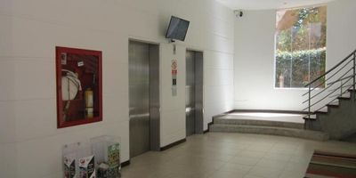 Descubre este exclusivo apartamento en arriendo ubicado en una zona residencial de fácil acceso. Con 1 habitación, 2 baños y 57 metros cuadrados, ofrece un balcón con vista panorámica, cocina integral, sala-comedor con iluminación natural y piso de madera laminada. Además, cuenta con garaje independiente, zona de ropas, ascensor y vigilancia privada 24/7. En conjunto cerrado con gimnasio, jardín, zona infantil y zonas verdes. Cerca de supermercados, parques y transporte público. ¡Vive la experiencia de confort y seguridad que mereces!