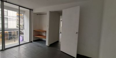 Alquiler de apartamento en Manizales, ubicado en La Estrella. Este inmueble cuenta con una superficie total de 67 M2, distribuidos en 2 amplias alcobas y 1 baño, perfecto para una pareja o una pequeña familia. 

El apartamento cuenta con características internas de calidad, como clósets en las habitaciones para el almacenamiento organizado de tus pertenencias, doble ventana para una buena iluminación y ventilación, sistema de gas domiciliario para mayor comodidad, y suelo de cerámica.

En cuanto a sus características externas, este inmueble está ubicado en una zona de fácil acceso pavimentado, cuenta con cercanía a centros comerciales y colegios/universidades para cubrir tus necesidades educativas y de compras. También tendrás acceso a transporte público cercano y centros médicos.

No pierdas la oportunidad de vivir en un apartamento con una excelente ubicación exterior en Manizales.

Contacta ahora mismo para programar una visita y conocer todos los detalles de este inmueble de ensueño.


