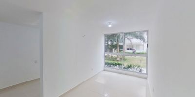 Apartamento en venta de 57M², con vista interior, ubicado en un 1er piso (Torre 1 Apto 101), parqueadero propio cubierto. Consta de 2 habitaciones, 2 baños, sala comedora, cocina integral y zona de lavandería. Tiene piso cerámico en todas sus zonas. El conjunto cuenta con gimnasio, zonas verdes, parque infantil, cancha, piscinas, salón de juegos, salón social y vigilancia privada las 24 horas. Cerca a centro comercial Miramar y Buenavista; cerca de almacenes de cadena como Olímpica; cerca a colegio del Sagrado Corazón; cerca a Universidad del Norte; cerca a paraderos de Transmetro; Vías de acceso por la Calle 102 y Transversal 43B.