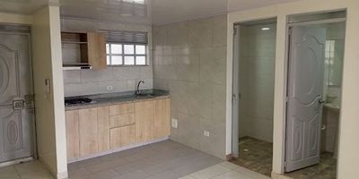 Se arrienda hermoso apartamento para estrenar con 64mts , consta de 3 habitaciones con closet, 2 baños totalmente terminados con división en vidrio, pisos en cerámica, cocina integral con estufa y extractor, patio independiente con lavadero. el apartamento esta ubicado sobre la Av. calle sexta, a 4 cuadras de NQS.