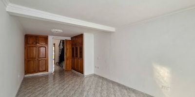 Casa multifamiliar en el tranquilo barrio La Paz de Envigado. Consta de 3 habitaciones con closet,  baños cabinados, cocina integral, patio, sala y comedor, cuarto util dentro del inmueble en el 1er piso  y mirador para disfrutar de la vista. La unidad residencial ofrece seguridad con portería 24 horas, parque infantil, cancha múltiple y amplias zonas verdes. Estratégicamente ubicada cerca de la Avenida El Poblado, los colegios La Paz y Leticia Arango, así como de la pista de patinaje La Paz. Además, ofrece excelentes opciones de transporte público.