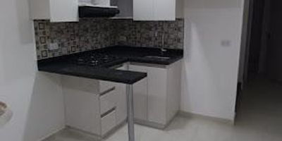 ¡Apartaestudio en arriendo en Bello  Excelente ubicación! Se arrienda acogedor apartaestudio ubicado en el sector Boyacá Las Brisas, una zona residencial tranquila y con acceso a todo lo necesario para una vida cómoda. Su ubicación es ideal, con cercanía a Delicias Mami, al Colegio José Asunción Silva, tiendas, supermercados, rutas de transporte y vías principales que facilitan el desplazamiento hacia diferentes partes del municipio. Es un espacio perfecto para una persona o pareja que busque comodidad, funcionalidad y un entorno seguro.