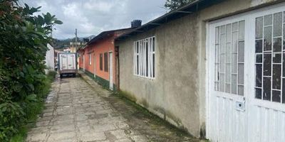 ¡LOTE EN VENTA EN CACHIPAY! 200 m aprox.  Plano  Ubicación Privilegiada. Este lote es una oportunidad única en uno de los destinos campestres más valorados por su clima, naturaleza y tranquilidad Cachipay.  Características del Lote Área total 200 m aprox. Medidas Frente 11 m  Fondo 18 m Medianero y completamente plano. Cerramiento en bloque en el frente con puerta para garaje, puerta peatonal y ventana. Uso residencial, comercial y de servicios. Piso en tierra.  Cubierta plana Estado general excelente. Ubicación privilegiada A solo 2 cuadras de la Plaza de Mercado, Cerca de supermercados y zona comercial Gasolinera, iglesias y hospital a pocos minutos Restaurantes y transporte público cercano Vías de acceso cómodas Árboles frutales en el entorno. Un sector donde la tranquilidad convive con la comodidad de tener todo cerca.