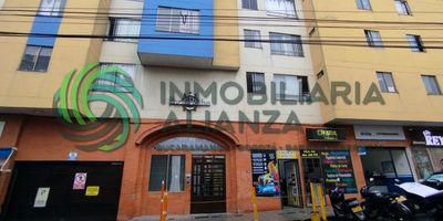 Se arrienda apartaestudio en barrio Centro.  Tercer piso sin ascensor, área de 32 m distribuidos en una habitación con closet, sala comedor, cocina integral y un baño, con excelente iluminación natural y vista hacia la calle 41 en dirección sur; incluye parqueadero cubierto. Acceso a salón social y zona bbq, edificio con vigilancia 24/7, ideal para quienes buscan comodidad y ubicación privilegiada. contáctanos para más información.