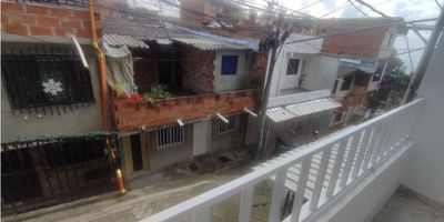 CÓDIGO VTA: 2389

Salón comedor, 3 alcobas, cocina sencilla, alacena superior, red de gas, lavadero, zona ropa, balcón, piso clase baldosa, obra blanca, 1 baño, 1 lavamanos, calentador.

Área 72 mts aprx

Estrato 1

Puntos de referencia: Terminal 252 CPR / Supermercado Yeya 
