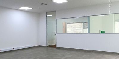 Descubre esta moderna oficina de 100 metros cuadrados ubicada en un edificio inteligente con ascensor y vigilancia privada 24/7. Disfruta de un ambiente confortable con aire acondicionado, iluminación natural y vista exterior. Cuenta con baño compartido, cocineta y piso en cerámica. Además, ofrece parqueadero para motos, circuito cerrado de TV y servicios independientes. Su ubicación sobre vía secundaria y cercana al transporte público la convierte en el lugar ideal para tu negocio. ¡No dejes pasar esta oportunidad!