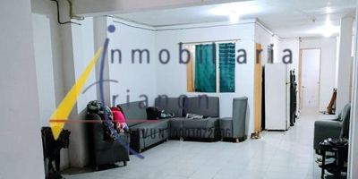 Vendemos apartamento primer piso ubicada en  barrio santa fe, cuenta con un area de 92 metros, sala comedor, 3 alcobas, 3 closet, cocina integral, red de gas, 3 baños, zona de ropa, garaje, piso en baldosa, estrato 4.https://www.inmobiliariatrianon.com/inmueble/5998