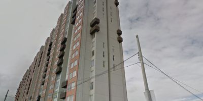 Descubre este elegante apartamento de 3 habitaciones y 1 baño, con una superficie de 45.92 metros cuadrados. Su diseño incluye cocina integral con calentador y estufa a gas, piso en cerámica y sala-comedor con vista interior. Ubicado en un conjunto cerrado con ascensor, portería 24/7 y vigilancia privada. Disfruta de canchas deportivas, gimnasio, zona de BBQ, áreas verdes y zona infantil. Además, cuenta con cancha de fútbol y está cerca de la zona urbana y vías principales. ¡Vive la experiencia de comodidad y seguridad en este exclusivo espacio!