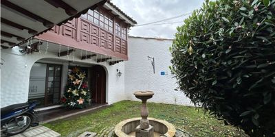 Este inmueble de tres niveles ofrece una distribución funcional y versátil, ideal para empresas que buscan comodidad, amplios espacios y una infraestructura completa para su operación.

Cuenta con:


 
 Cuatro baños individuales, además de
 
 
 Dos baterías de baños, cada una equipada con tres sanitarios y tres lavamanos.
 
 
 Comedor independiente y cocineta, perfectos para el bienestar del personal.
 
 
 Cocineta
 
 
 Dos bodegas para almacenamiento.
 
 
 Patio independiente, ideal para actividades complementarias o zonas de descanso.
 
 
 Oficina de gerencia y sala de juntas diseñadas para reuniones ejecutivas.
 
 
 Cinco oficinas independientes adicionales, adecuadas para equipos o áreas de trabajo específicas.
 
 
 Un espacio amplio con capacidad para aproximadamente 20 empleados.
 
 
 Parqueadero externo con capacidad para seis vehículos.
 


Con su excelente distribución y equipamiento, este inmueble es una opción ideal para empresas que requieren áreas administrativas, operativas y de almacenamiento en un solo lugar.
