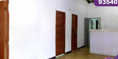 Casa lote  en venta en soledad, ubicado en el barrio Salamanca, con un área construida aproximada de 227 mt2, distribuidos en 3 habitaciones, 1 baño, sala-comedor, cocina tradicional y zona de labores, 3 parqueaderos,  buena distribución en sus áreas con buenos y modernos acabados, es fresco y acogedor, su entorno es tranquilo, residencial con cómodas vías de acceso y facilidad al transporte publico cercano.