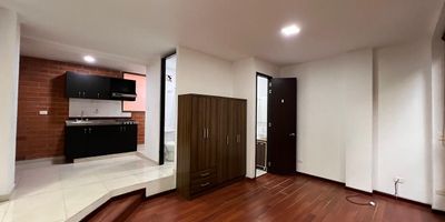 Moderno apartaestudio en Calasanz parte baja, zona residencial tranquila y de facil acceso. Espacio bien distribuido, con excelente iluminacion natural y ventilacion. Cercano a supermercados, transporte publico y vias principales. Ideal para una persona o pareja que busque comodidad y ubicacion estrategica en un entorno seguro y agradable. Que esperas para contactarnos? 