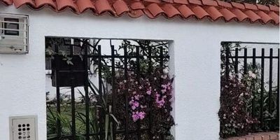 Hermosa casa de 262 m² en dos pisos, ubicada en una de las mejores zonas de Bogotá, con amplias posibilidades de desarrollo e inversión futura. Cuenta con un amplio jardín interior con zona BBQ, y en la parte posterior limita directamente con un parque, lo que permite la opción de habilitar un segundo acceso. La casa ofrece 3 habitaciones, 3 baños, estudio, salón de juegos o espacio para gimnasio, cuarto de servicio y un patio de ropas lo suficientemente amplio como para acondicionar un posible apartaestudio. Disfruta de excelente iluminación, ventilación y una vista privilegiada hacia la avenida principal. Su ubicación es inmejorable, a pocos minutos de los centros comerciales Niza, Bulevar, Porto Alegre y San Rafael, y con acceso rápido a importantes vías como la Calle 127, Avenida Villas, Avenida Suba, Avenida Córdoba y Avenida Boyacá. Además, se encuentra cerca del Club Los Lagartos y la Clínica Shaio. Una oportunidad única para vivir, invertir y desarrollar.