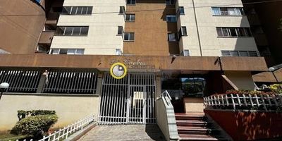 Apartamento en arriendo en Bucaramanga-Diamante II cuenta con sala comedor, cocina integral,zona de ropas, habitacion de servicio, baño social, Hall de Tv, una habitacion principal con baño privado, dos habitaciones auxiliares con closet
