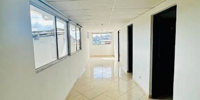 APARTAMENTO PARA EL ARRENDAMIENTO EN EL SECTOR DE CAMPO AMOR, Inmobiliaria Giraldo Castaño te ofrece acogedor apartamento en sector central de la Ciudad, cuenta con  tres habitaciones, dos closet, sala comedor, cocina semi integral, área de ropas, un baño, pisos en cerámica. Contáctanos 3104008161