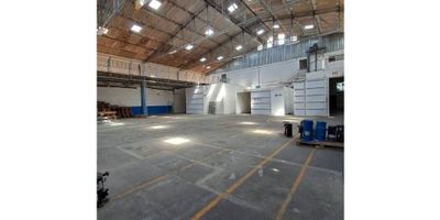 Espacio industrial ideal para empresas que buscan una bodega amplia, segura y funcional para almacenamiento, logística o procesos productivos. Ubicada en un sector estratégico y de fácil acceso, cuenta con excelente altura, muelle de carga y una distribución que facilita operaciones continuas. Su infraestructura soporta tráfico pesado, maquinaria y almacenamiento en altura.

características generales
Piso en cemento para tráfico pesado // Mezzanine con piso en cerámica // Subdivisión interna para organización operativa // Muelle de carga para ingreso de vehículos // Altura de 9 m // Baño en bodega // Cocineta // Servicios públicos // Iluminación trifásica // Pisos en concreto // Aire lavado // Uso industrial // Tipo de bodega pesada
