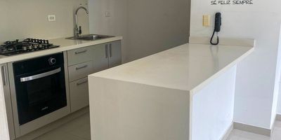 Excelente Apartaestudio disponible para arriendo con gran iluminación natural ubicado en el barrio Ciudad Jardin. El inmueble cuenta con 1 habitación con closet, 1 baño con división en vidrio, sala-comedor, cocina integral tipo americano con almacenamientos, zona de ropas y parqueadero para carro asignado.
El conjunto dispone de una zona social muy completa con piscina, salón de eventos, sala de negocios, zona infantil, gimnasio, parqueadero para visitantes, ascensor, vigilancia 24 horas y zonas verdes, características que lo convierten en una excelente opción para quienes valoran la seguridad, el confort y los espacios de esparcimiento.