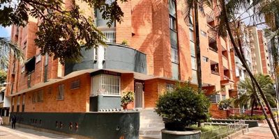 Se renta o vende apartamento de 2 dormitorios y 2 baños con una excelente ubicación. Este apartamento de 66 metros cuadrados, recientemente renovado, es ideal para familias.

Ubicado en una zona con fácil acceso a parques y con un estilo tradicional, este apartamento ofrece comodidad y conveniencia.

Su ubicación estratégica es perfecta para quienes trabajan cerca de oficinas, bancos y centros comerciales, convirtiéndolo en un aliado.