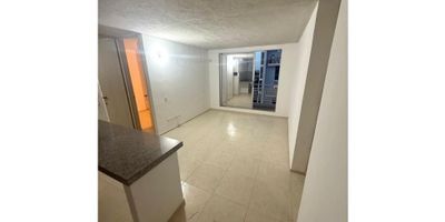 CÓDIGO 9662FR500 Encantador apartamento de 65 m2 disponible para la venta en la magnífica ciudad de Cartagena de Indias, en el departamento de Bolívar. Ubicado en una zona de gran demanda y crecimiento en constante evolución, este inmueble es ideal para aquellos que buscan un hogar cómodo, moderno y en un entorno lleno de belleza y tranquilidad.

Con una privilegiada ubicación, este apartamento cuenta con un área de terreno, construida y privada de 65 m2, distribuidos en un amplio y luminoso espacio donde podrás disfrutar de una vida en familia o con amigos, rodeados de comodidad y elegancia. Con 3 habitaciones y 2 baños, podrás crear el ambiente perfecto para tu descanso y el de tus seres queridos.

Además, si eres amante de los espacios al aire libre, podrás disfrutar de un balcón con una hermosa vista panorámica, ideal para relajarse y desconectar del día a día. Este apartamento también cuenta con características internas como armarios empotrados, cocina integral y un sistema de doble ventana que garantiza una adecuada circulación del aire y la entrada de luz natural en todo momento.

Si tienes mascotas, ¡no hay problema! Este inmueble admite la compañía de tus fieles amigos de cuatro patas. También cuenta con servicios básicos como agua, electricidad, gas domiciliario y una zona exclusiva para la lavandería, para mayor comodidad y practicidad en el hogar.

El apartamento se encuentra en una urbanización cerrada para garantizar la seguridad y tranquilidad de sus residentes, con una portería y sistema de vigilancia las 24 horas del día. También podrás disfrutar de una gran variedad de amenidades como piscina, salón comunal, zona infantil, zonas deportivas y verdes, perfectas para llevar un estilo de vida activo y saludable.

Su ubicación estratégica en una zona cercana a centros comerciales, colegios, universidades y parques la convierten en una excelente opción para familias con niños en edad escolar. Además, su cercanía con e