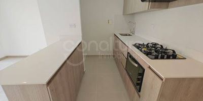 472-8500 Conaltura Inmobiliaria arrienda un moderno apartamento para estrenar en el sector Itaguí  Villa paula, ideal para quienes buscan comodidad, ubicación y un estilo de vida actual. Con 65 m, este inmueble cuenta con 3 alcobas, 2 baños, vestier, sala comedor, balcón y cocina integral, además de parqueadero cubierto y cuarto útil. Sus espacios nuevos y bien distribuidos lo convierten en un hogar perfecto para tu familia. La unidad residencial contará con completas zonas comunes actualmente en construcción, diseñadas para el bienestar y la seguridad de todos sus residentes. Excelente ubicación a solo 5 minutos del Centro Comercial Viva Envigado y cerca del parque principal de Itaguí, con fáciles vías de acceso y transporte público.