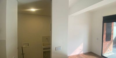 Apartamento para estrenar en sector Barro Blanco, con 68 m² internos y terraza de 23 m². Cuenta con 3 alcobas (principal con baño y vestier), baño social, sala-comedor, cocina integral, zona de ropas, parqueadero y cuarto útil.La unidad ofrece zona social, parque infantil, zona para mascotas, turco, ascensores y parqueadero de visitantes. Excelente ubicación cerca del aeropuerto, zona franca, base aérea, Rionegro y Llanogrande.