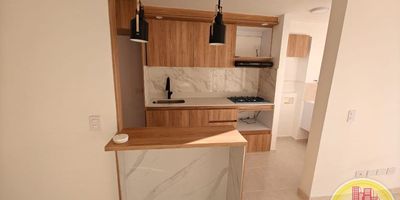 Código: 5550. 3° Piso en edificacion de 28 pisos. Acceso al inmueble: Directo a la via, sendero peatonal y ascensor. Alcobas con puertas, baños cabinados en vidrio, calentador a gas, cubierta y extractor.