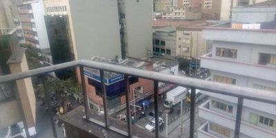 Arriendo Oficina en el Centro de Medellín, en todo Junín con Ayacucho, cerca a la Estación y al Parque Berrío, Tranvía, Éxito de San Antonio, transporte público cercano y fáciles rutas de acceso, Oficina de 17 metros, un baño, pisos en madera y balcón. El precio es mas IVA. servicios incluidos, Edificio con portería diurna y ascensor.