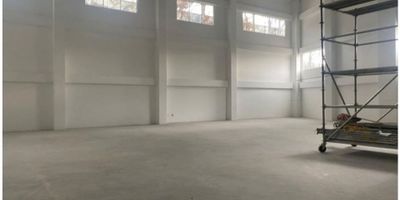 Bodega funcional y moderna ubicada dentro de un parque empresarial con excelente infraestructura, seguridad permanente y operaciones diseñadas para empresas industriales, logísticas o de servicios. Su distribución combina área libre a triple altura con espacios administrativos en cuatro niveles, garantizando eficiencia, comodidad y capacidad operativa. Cuenta con ingreso a nivel para vehículos de carga, red contra incendios, tanque de reserva y una capacidad eléctrica superior que se adapta a distintos procesos.

características generales
Área total construida: 740 m² // Área libre de bodegaje: 332 m² (triple altura, 12 m) // Oficinas en 4 niveles: Piso 1 (74,69 m²) // Piso 2 (88,66 m²) // Piso 3 (122,31 m²) // Piso 4 (122,31 m²) // Carga eléctrica: 40 KVA // Ingreso a nivel para cargue y descargue // Cubierta termoacústica // Red contra incendios con gabinete por piso // Tanque de reserva: 28 m³ // Capacidad de piso: 9 ton/m² // Parqueaderos: 3 // Amplias vías internas para maniobra y circulación de tractomulas
