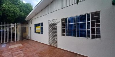 ¡El inmueble perfecto para ti! En arriendo casa de 120 m2 ubicado en sector tradicional de la ciudad, cuenta con 3 habitaciones, salón comedor, hall de alcobas, 2 baños, cocina tradicional, terraza con parqueadero y otras comodidades más ¡Aprovecha ya!