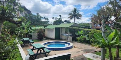 Casa campestre en condominio exclusivo en Cerritos, vía la virginia. Cerca de la carretera principal. Tendrás un lugar seguro y muy cómodo, con jacuzzi, árboles frutales, 4 habitaciones iluminadas, 3 baños amplios, cocina y sala comedor, 3 bodegas en la parte de atrás de la casa. La casa es prefabricada canadiense, lo que facilita su mantenimiento, está en perfeto estado. El lote es de 1995mt2, la casa mide 415mt2  IBETH GOMGEZ