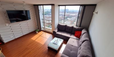 Apartamento con espectacular vista a los cerros orientales de Bogotá y excelente distribución que lo hace muy amplio, tres habitaciones, habitación principal con ventanas insonorizadas para un mejor descanso, dos baños, balcón, estudio, sala comedor, cocina tipo americana con barra, cuarto de lavandería, parqueadero privado y depósito amplio. Se entrega con cortinas de panel en sala comedor y habitación principal, y blackout en las habitaciones auxiliares. El conjunto cuenta con zona BBQ, dos salones comunales, piscina y zonas húmedas como sauna y turco, zona de juegos, parque infantil, gimnasio y lobby de recepción. Sector residencial con centros comerciales cercanos, hospitales, universidades y colegios. Libre de hipoteca, para entrega inmediata, con venta directa. Único dueño.