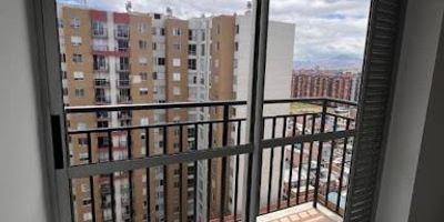  ¡Arrienda este acogedor inmueble en el corazón de Barrio Castilla! Vive la comodidad de un espacio moderno y bien distribuido. El inmueble cuenta con dos habitaciones, un clóset funcional, un baño, star hall, salacomedor, balcón con excelente ventilación y una cocina semi-integral práctica y en muy buen estado. El conjunto ofrece zonas verdes que dan un ambiente más fresco y familiar, área de juegos infantiles y un gimnasio básico para uso de los residentes y visitantes. Su ubicación es uno de sus mayores atractivos, pues se encuentra cerca de la Avenida Ciudad de Cali, la Avenida Guayacanes, Homecenter y la Universidad Agustiniana, lo que permite excelente movilidad y acceso a servicios. Un lugar ideal para quienes desean comodidad, tranquilidad y una excelente conexión con la ciudad. ¡Agenda tu visita y conócelo! 