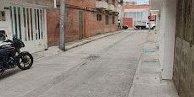 Casa iluminada  de   tres  niveles,  cuenta   con tres  al cobas  dos  con closet, dos  baños, sala-comedor que puede  ser  tambien utilizada  como garaje, cocina integral y  zona de lavandería, queda  cerca   al Exio  de la  calle 170,   cómodas  vias  de  acceso  como la  Avenida  Boyaca, cerca  al Parque Urbano  Alameda  de San  Diego.