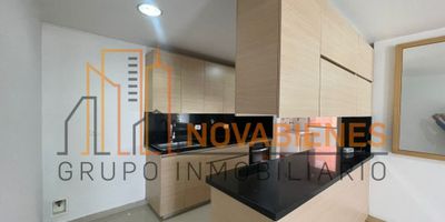 Cuenta con aproximadamente 126 metros, 3 habitaciones, 2 closet, Vestier, closet de linos, 2 baños, cocina integral, red de gas, calentador, zona  de ropas,  sala comedor, sala de estudio, balcón parqueadero y 2 cuarto útil.

Zonas Comunes: piscina para adultos y niños, turco, sauna, gimnasio, juegos infantiles, cancha squash, salón social, parqueaderos de visitantes, zonas para  mascotas, zonas verdes y  portería 24 horas.