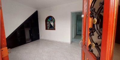 Casa primer piso en itagui barrio malta. 4 alcobas. 2 baños. salon comedor .cocina integral. antejardin.closet.cuarto util,barrio residencial, con buen sistema de transporte, intrgrado del metrocerca al centro cmercial arrayanes, a la cerveceria pilsen , al complejo deportivo ditaires(piscinas , estadio, canchas, gimnacio)
