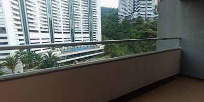 Apartamento en unidad cerrada con excelente ubicación en un sector residencial. Cuenta con tres habitaciones: dos con clóset y una con vestier; dos baños, sala-comedor, cocina integral, calentador a gas y balcón con amplia vista panorámica. Piso en cerámica, parqueadero lineal y cuarto útil.

La unidad residencial ofrece portería permanente, piscina, gimnasio, juegos infantiles y zonas verdes. Además, se encuentra cerca de Las Palmas y de centros comerciales.