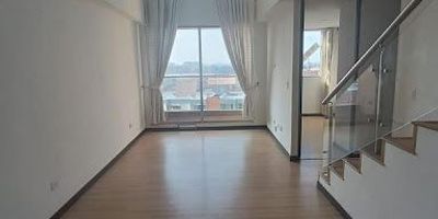 Lo mejor del sector con este espectacular apartamento Dúplex en La Felicidad, muy cerca de Centros Comerciales, cines, supermercados, colegios e iglesias, cuenta con doble balcón y doble parqueadero lineal, excelente vista ya que es un piso 13 exterior, aquí podrás pasar tus mejores momentos en familia, diversidad de rutas de transporte por Avenidas principales como calle 13, calle 26 o Avenida Boyacá.