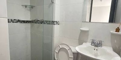 Apartamento de 3 alcobas con amplio closet y balcón para disfrutar del aire fresco. La cocina integral ofrece comodidad y funcionalidad para tus necesidades culinarias. Con parqueadero incluido, tienes la tranquilidad de un lugar seguro para tu vehículo. Además, cuenta con zonas comunes, juegos infantiles, zonas verdes, creando un ambiente ideal para toda la familia.