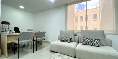 Oficina en venta en Chicó de 36m², estratégicamente ubicada cerca al Parque 93. Totalmente remodelada, excelente oportunidad por su alta valorización y competitivo valor m² en la zona. Ubicada en piso 3, ofrece un espacio versátil ideal para oficina moderna o consultorio. Cuenta con excelente iluminación natural, distribución eficiente y 2 baños interiores. Edificio en óptimo estado, con seguridad permanente y parqueadero privado. Entorno corporativo y dinámico, rodeado de restaurantes, cafés y servicios. Ideal para inversión o para instalar su operación.