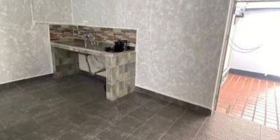  Se arrienda local comercial de 56 mts en Envigado barrio Mesa, . Ubicación privilegiada con alta visibilidad, excelente flujo peatonal y vehicular, ideal para negocios de atención al público, retail, gastronomía, salud, tecnología o servicios. Cod. 893-4263