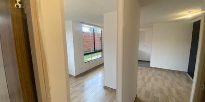 Este apartamento cuenta con 2 alcobas y 2 baños, lo que lo convierte en la opción ideal para familias o parejas que buscan un lugar acogedor y cómodo para vivir. Además, cuenta con características internas de lujo, como armarios empotrados y un baño en la habitación principal, que te permitirán disfrutar de privacidad y confort en todo momento.

Una de las ventajas principales de este apartamento es que es apto para mascotas, por lo que no tendrás que dejar a tu fiel amigo atrás al momento de mudarte. También cuenta con servicios esenciales como agua y gas domiciliario, así como un calentador que garantiza agua caliente en todo momento.

En cuanto a sus características externas, este apartamento se encuentra en una zona de fácil acceso, con calles pavimentadas y cercano a transporte público. Además, cuenta con acceso a grandes áreas sociales, 